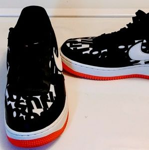 Black and whites Nike's with orange bottom